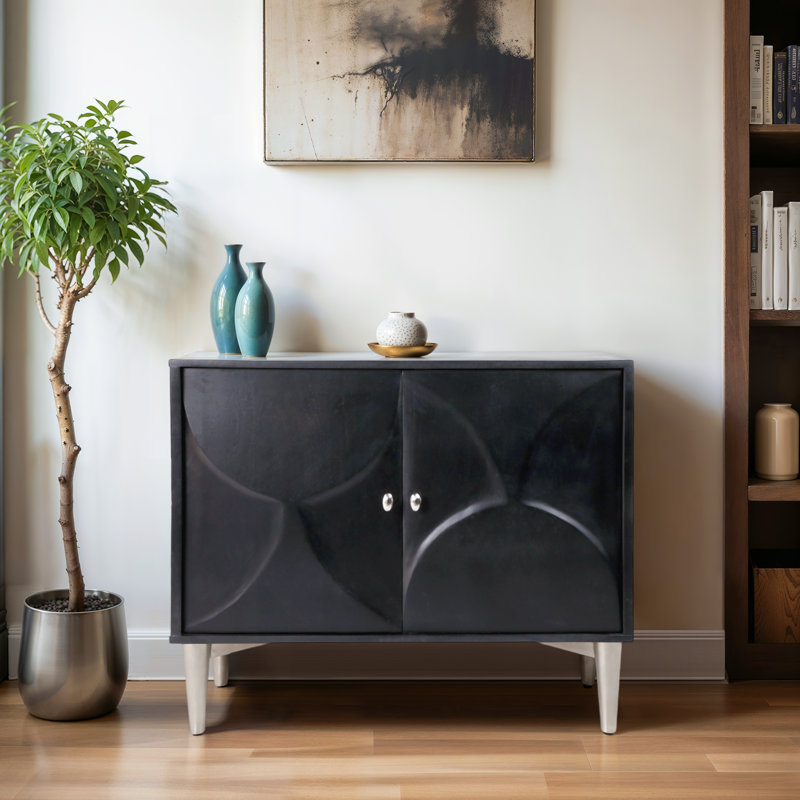 Commode 38 po à 2 portes en bois sculpté Molu