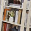 Bibliothèque ovale en bois ouverte, structure autoportante en panneau de fibres à densité moyenne, support de rangement facile à assembler à 5 niveaux-132969444