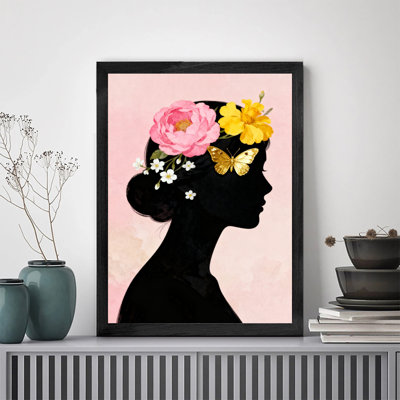 Art encadré noir avec des éléments floraux et papillons, la fusion de la beauté féminine et de la nature est réalisée