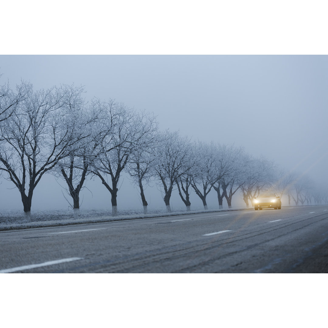 Auto mit eingeschalteten Scheinwerfern