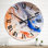 Horloge murale orange et bleue