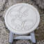 Marchepied en bois sculpté, papillons, blanc antique
