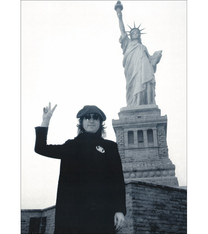 John Lennon à New York, H 24 po x l 17 po