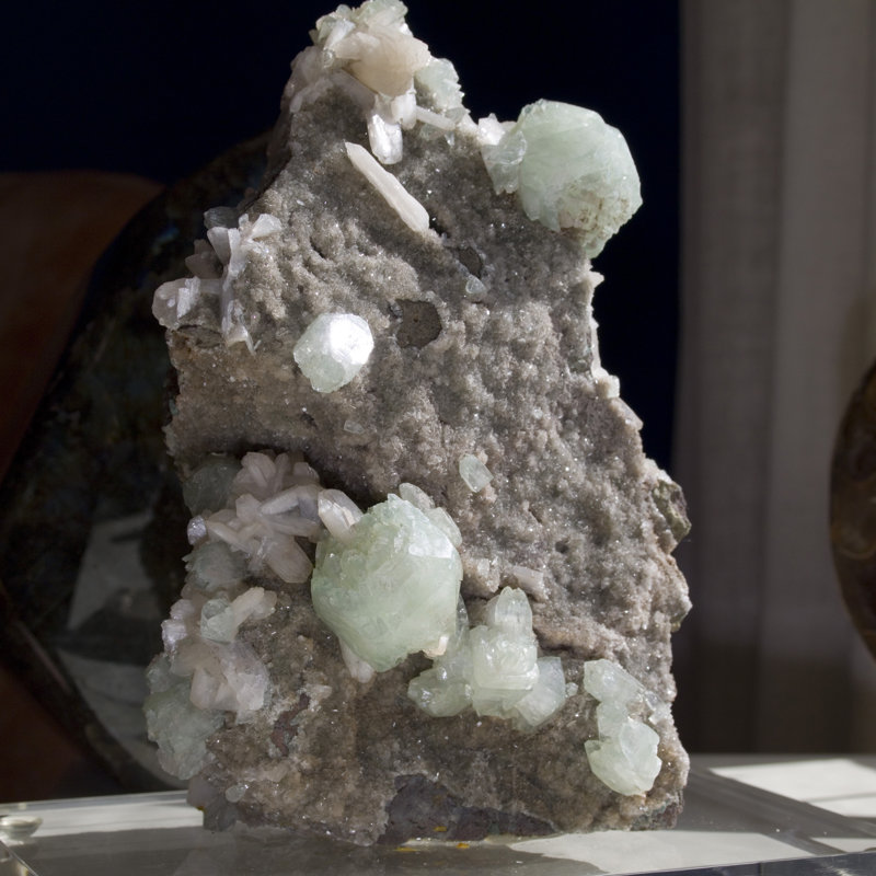 Vert apophyllite multiterminée avec stilbite