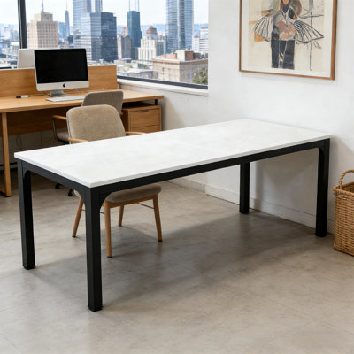 Bureau d'ordinateur moderne (sans tabourets)