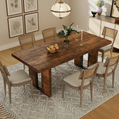 Cette grande table de salle à manger en bois massif présente un style campagnard, un plateau de table rectangulaire et des pieds robustes. Il peut accueillir 6 à 8 personnes et sa finition rustique convient à la fois aux salles à manger et aux cuisines.