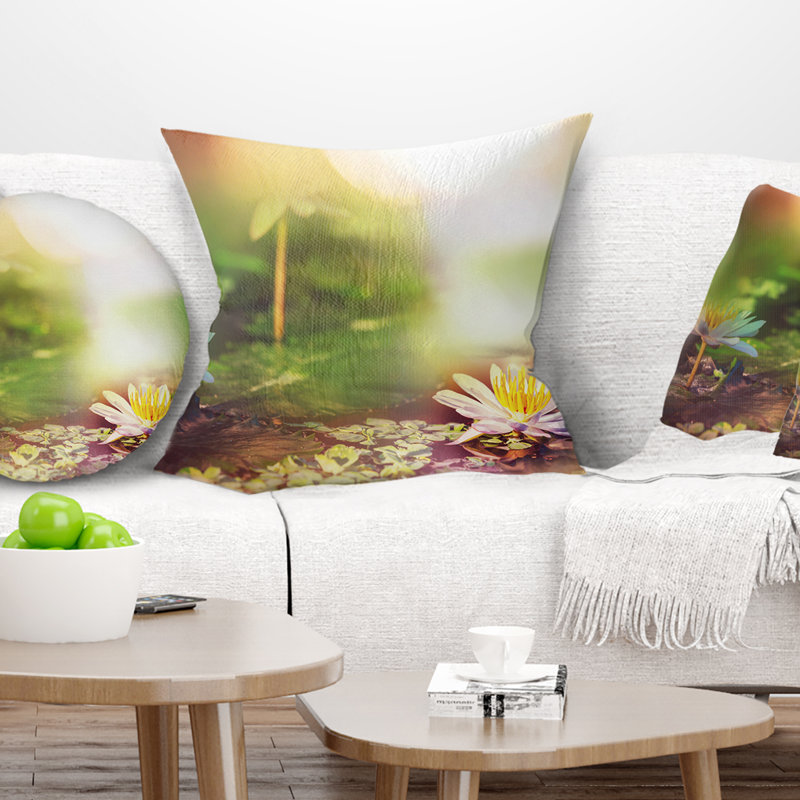 Fleurs de lotus sur fond vert - coussin à imprimé floral, 16 po x 1 po, Coussin décoratif