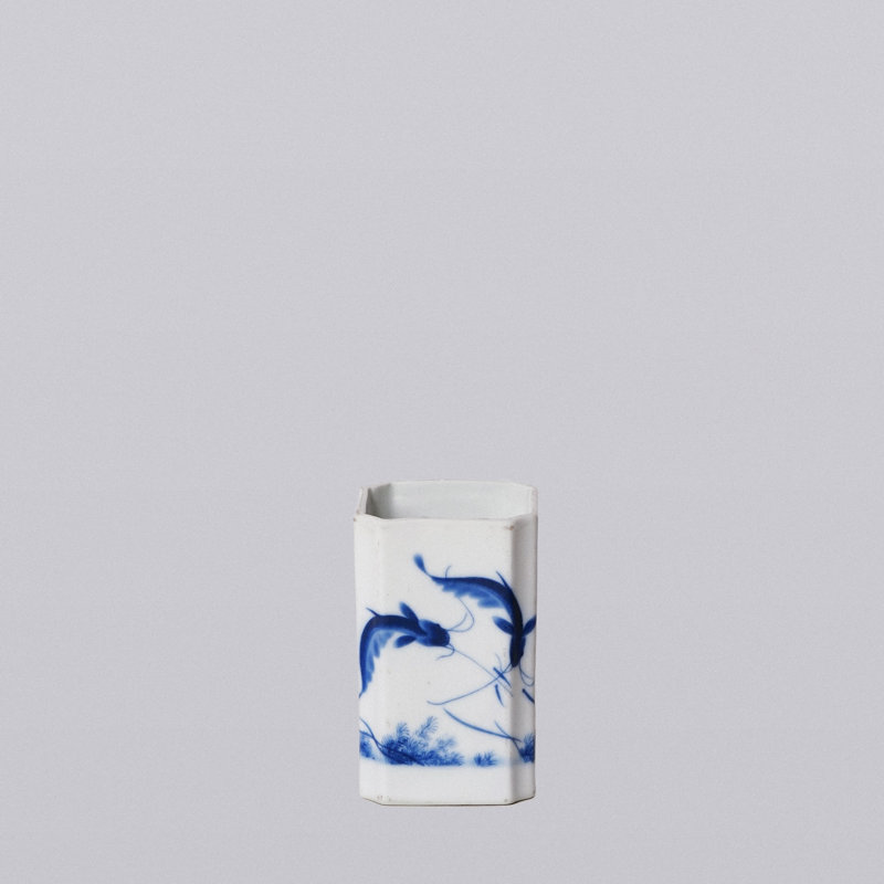 Vase poisson en porcelaine bleue et blanche des années 1920