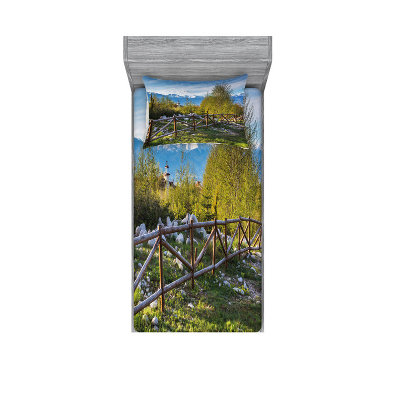 Ensemble de draps idyllic avec table de planche et snow mountain range