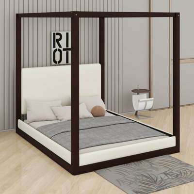 Lit plateforme à baldaquin avec tête de lit tapissier, structure en bois avec poteaux et support à lattes en bois
