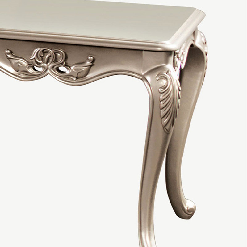 Table de bout de style traditionnel avec pieds courbés et détails sculptés