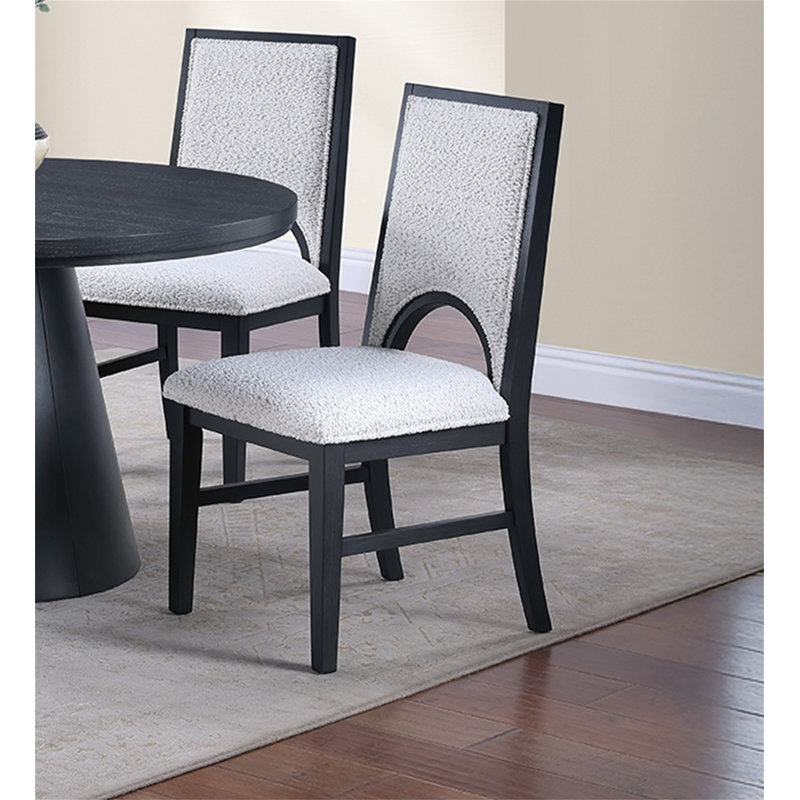 Chaise à découpes arquée en tissu blanc