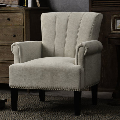 Fauteuil crème avec rivets décoratifs et revêtement, structure en bois massif, pieds carrés fuselés, accoudoirs roulés, dossier rainuré, siège à ressorts à arc, coussin en mousse épaisse, teinté, profondeur: 30,31 po, largeur: 26,38 po