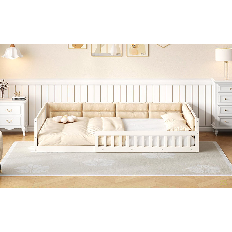 Lit plateforme en bois avec garde-corps et coussin