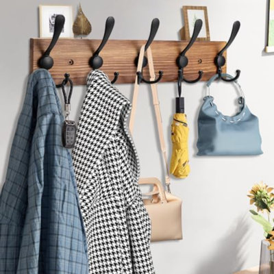Porte-manteau mural en bois de pin véritable, 43 cm (16,9 po), brun, avec 5 crochets triples pour suspendre les manteaux, les chapeaux et les vestes.