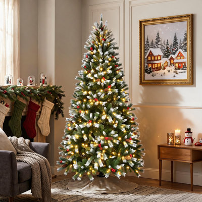 Arbre de Noël artificiel enneigé 6 pi / 7,5 pi avec pommes de pin et baies rouges, base en métal, lumières blanches chaudes pour la décoration des Fêtes