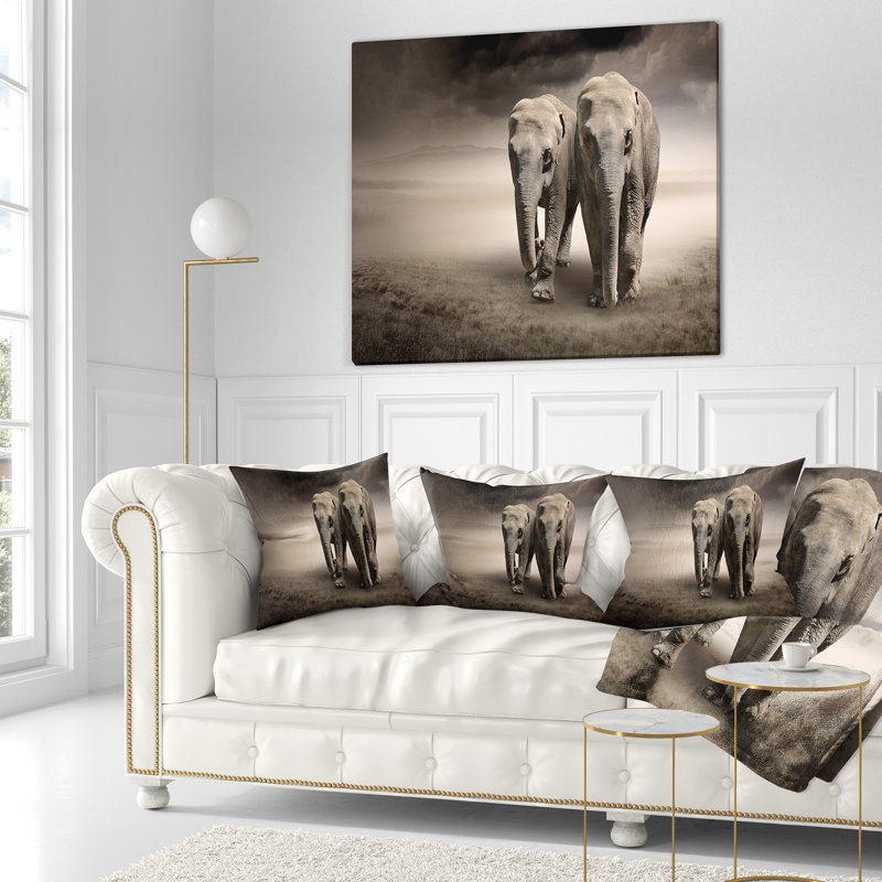 Éléphant en mouvement - Coussin imprimé animal, 16 po x 1 po, Coussin décoratif