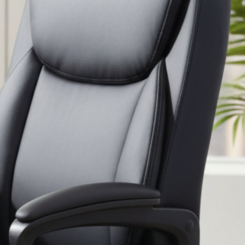 Chaise de bureau Basic à dossier moyen en similicuir souple noir, réglable en hauteur avec accoudoirs, Noir