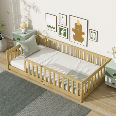 Lit simple au sol avec clôture, lit en bois d'hévéa avec garde-corps de sécurité, base de lit plateforme, naturel