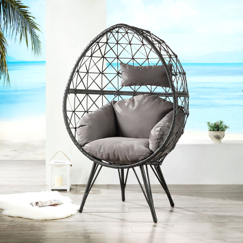 Chaise longue de patio en tissu gris clair et osier noir