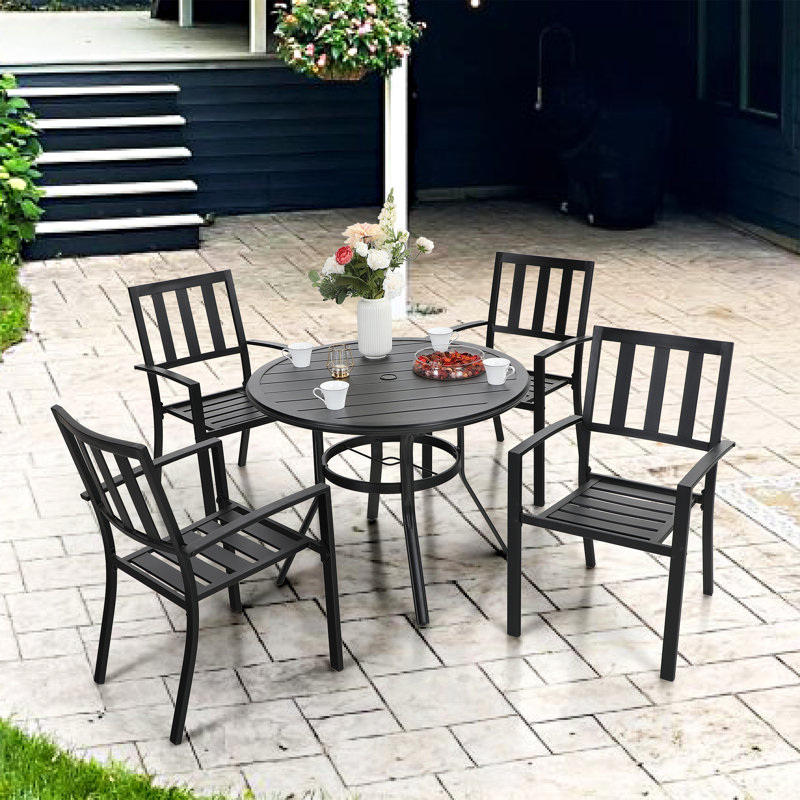 Ensemble repas de patio avec table ronde