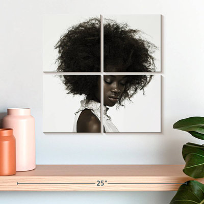 Leisha, femme aux cheveux bouclés