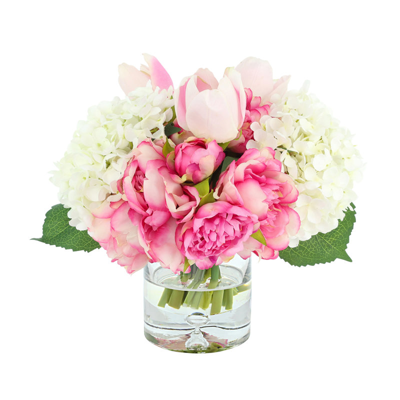 Pivoines, tulipes et hortensias dans un vase en verre