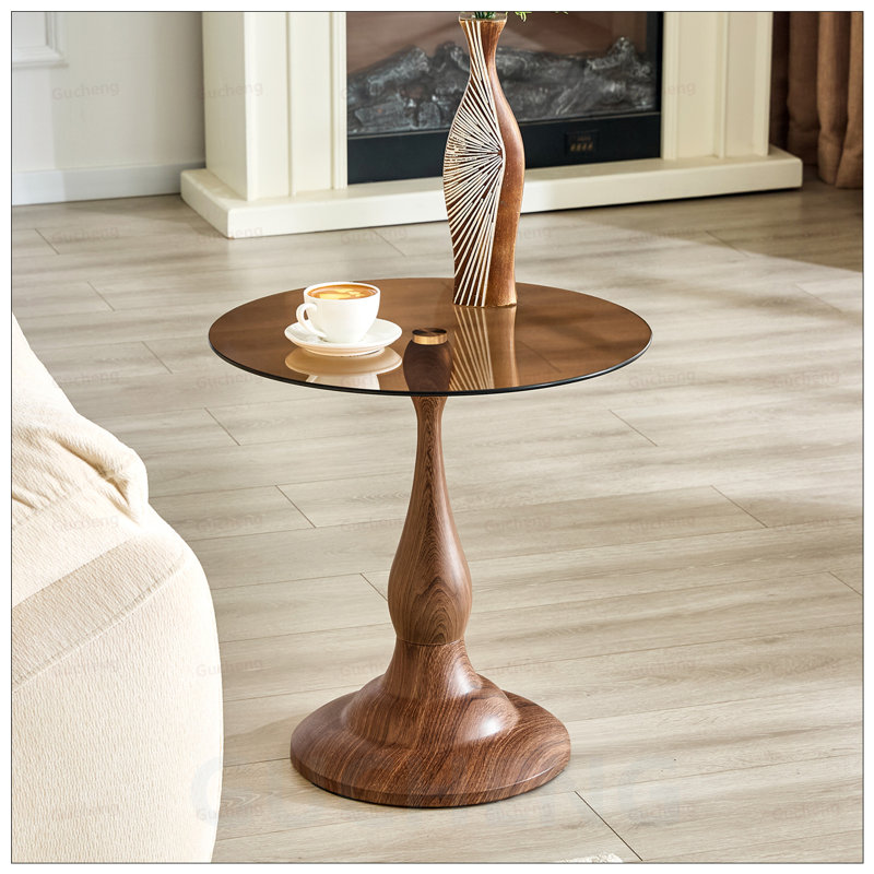 Petite table d'appoint en métal avec finition grain de noyer et plateau en verre trempé, parfaite pour le chevet ou le canapé dans les salons