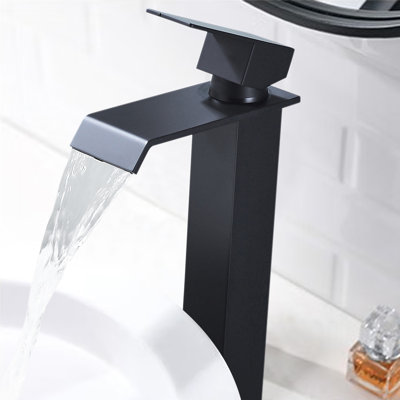 Single-handle Bathroom Faucet with Drain Assembly