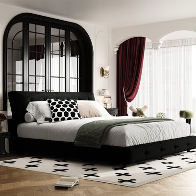 Très grand lit plateforme noir avec tête de lit et coussin Cloud
