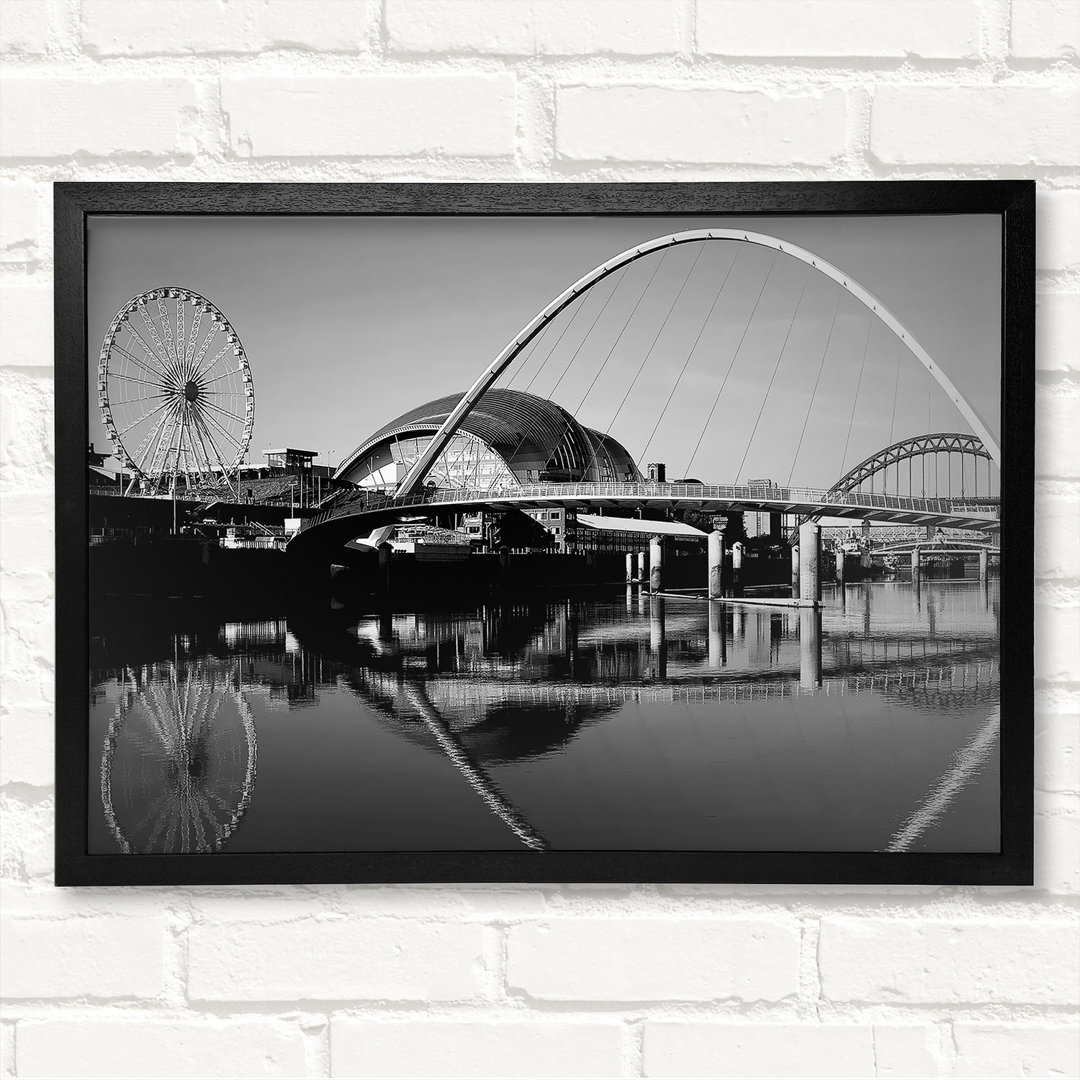 The City Of Fun Newcastle B N W - Geschlossener Eckrahmen Kunstdrucke auf Holz