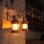Lampe murale lanterne en métal 2 lumières rétro avec plaque arrière en bois et abat-jour en verre