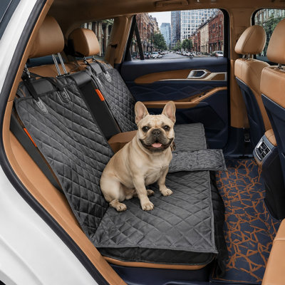 Mesurant 48 po L × 52 po l, cette housse souple pour siège arrière de chien offre une protection imperméable, anti-rayures et antidérapante pour les sièges des voitures, des VUS et des camions.