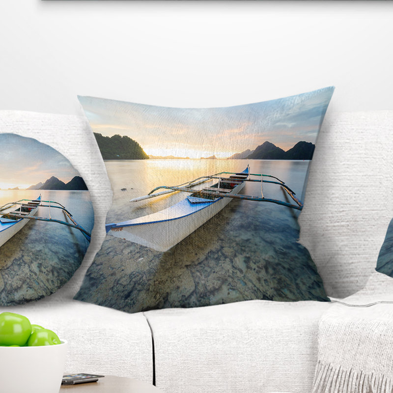 Bateau amarré au magnifique coucher de soleil - oreiller imprimé Sea & Shore, 18 po x 18 po, Coussin décoratif