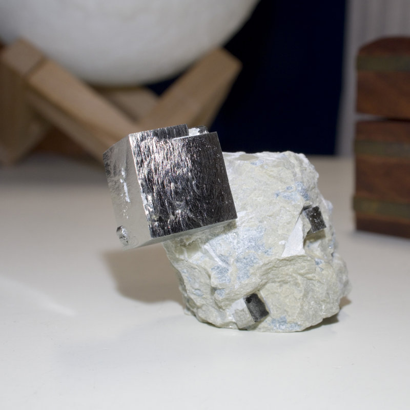Triple cristal de pyrite cubique sur la matrice. Navajun, Espagne