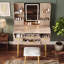 Bureau de coiffeuse à 4 tiroirs avec miroir à DEL et détails sculptés, table de maquillage cannelée avec pieds en métal et tabouret d'unité centrale, coiffeuse de rangement pour bijoux pour chambre à coucher