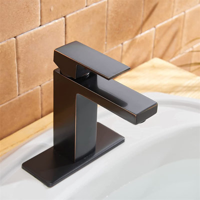 Single-handle Bathroom Faucet with Drain Assembly