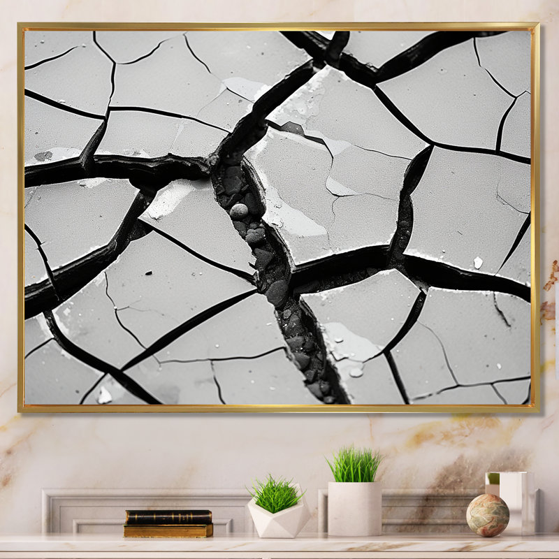 Noir et blanc apaisant, fissures - Collages abstraits, art mural, H 34 po x l 44 po x P 1,5 po, Cadre flottant doré