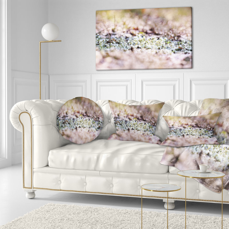 Coussin décoratif à petites fleurs blanches et roses