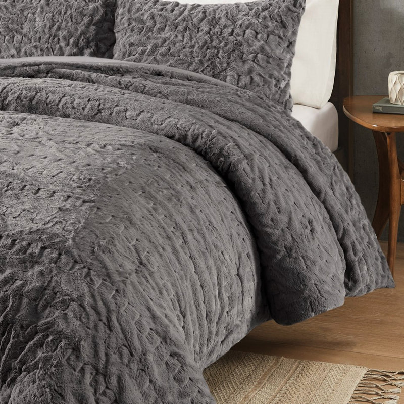 Édredon en fourrure grise avec 2 taies décoratives pour une chambre à coucher sereine