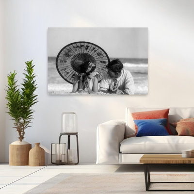 1920s, couple romantique, homme, femme, regarder, autre, allongé, face à face, sous, parasol oriental, sur, plage sable, classique, rétro, romantique, plage ...