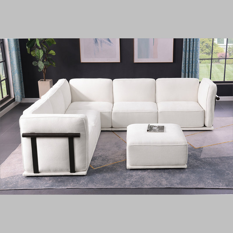Canapé modulaire en tissu 6 places, comprenant un module d'angle et plusieurs sièges indépendants, jumelé à des repose-pieds carrés du même matériau.