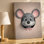 Toile, une caricature ludique de la souris qui jette un coup d'œil à travers un trou circulaire dans un art mural