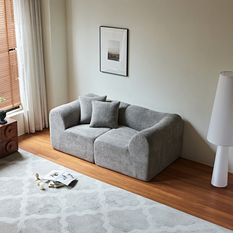 Velours 2 places peu encombrant avec coussins, gris, doux et éponge, stable