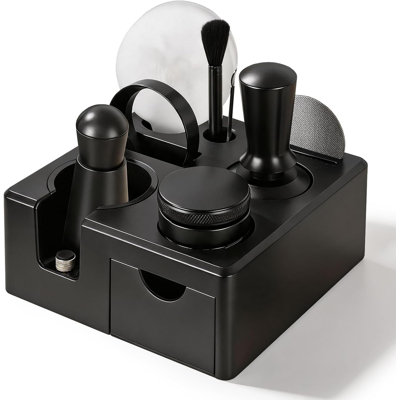 Station de travail tout-en-un ABTSalon pour café expresso, comprenant une station de tassage multifonctionnelle avec bac à marc, un entonnoir doseur magnétique, un outil WDT, un distributeur, un tasseur calibré et un filtre à galette réutilisable.