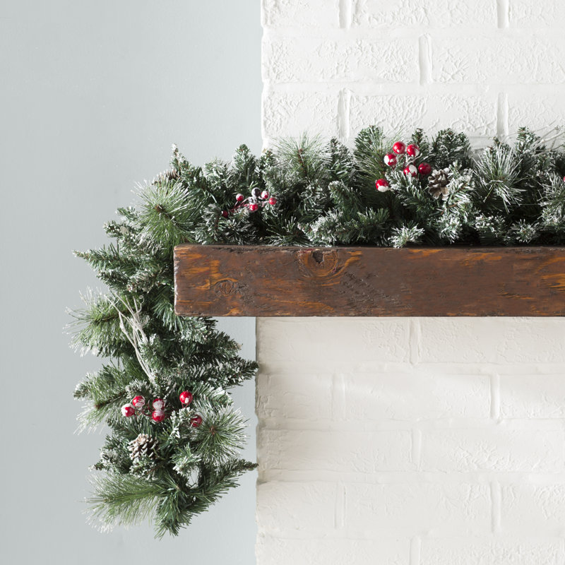Guirlande de Noël de pin recouvert de neige avec baies de 9 po