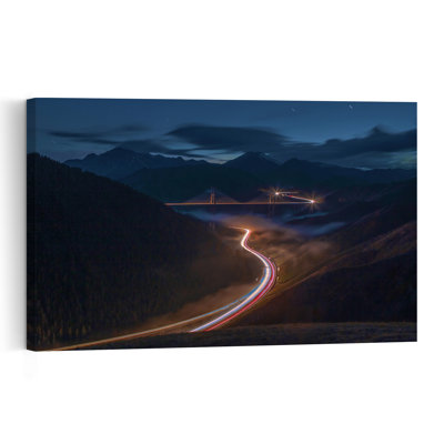 «Winding Mountain Lights», impression spectaculaire sur un paysage contemporain de montagne