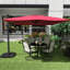 Parasol de patio rouge de 10 pi, feuille de couverture recouverte de PA 200G, poutre en alliage d'aluminium avec couche de protection solaire Uv50 + 8 éléments en acier, zone de couverture du secteur de l'abat-jour 10X10, fonction de rotation de 360