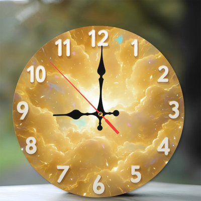 Horloge sur les nuages dorés