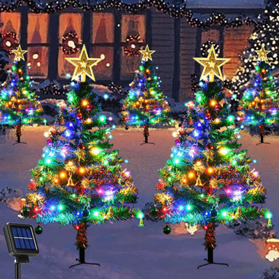 Lumières de jardin extérieures améliorées pour décorations de Noël solaires, paquet de 2 arbres de Noël solaires avec 120 lumières de Noël multicolores à DEL, lumières de piquet de sapin de Noël artificielles pour la cour de jardin